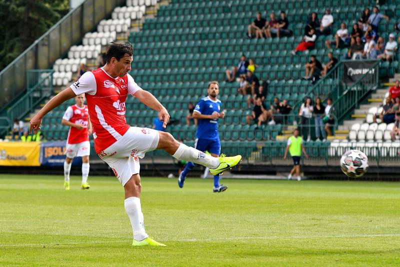 Pardubický fotbalista Pavel Černý v akci.