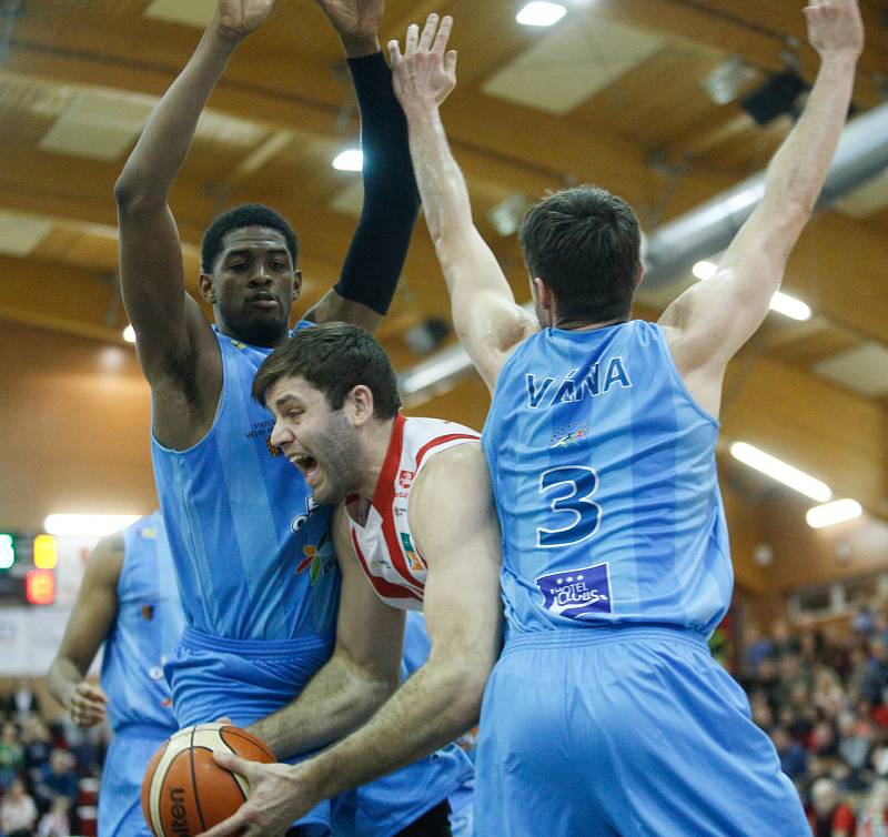 Basketbalové utkání Kooperativa NBL mezi BK JIP Pardubice (v červenobílém) a BK Olomoucko (v modrém) v pardubické hale na Dašické.