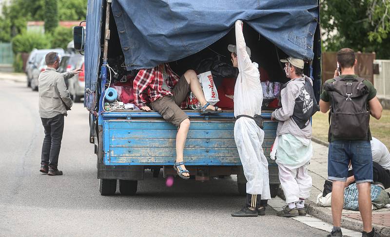 Aktivisté bojující proti chvaletické elektrárně se sešli na nádraží v Řečanech nad Labem na akci Zachraňme klima, zastavme Chvaletice, poté pokračovali pochodem k zadní bráně elektrárny.