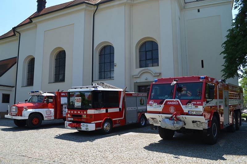 Dobrovolní hasiči z Lázní Bohdaneč slavili 140 let výročí. Požehnání do služby dostala dvě nová zásahová vozidla. 