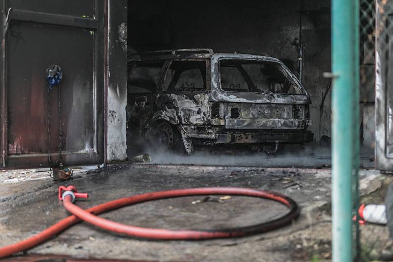 Požár automobilu v dílně na Višňovce v Pardubicích.