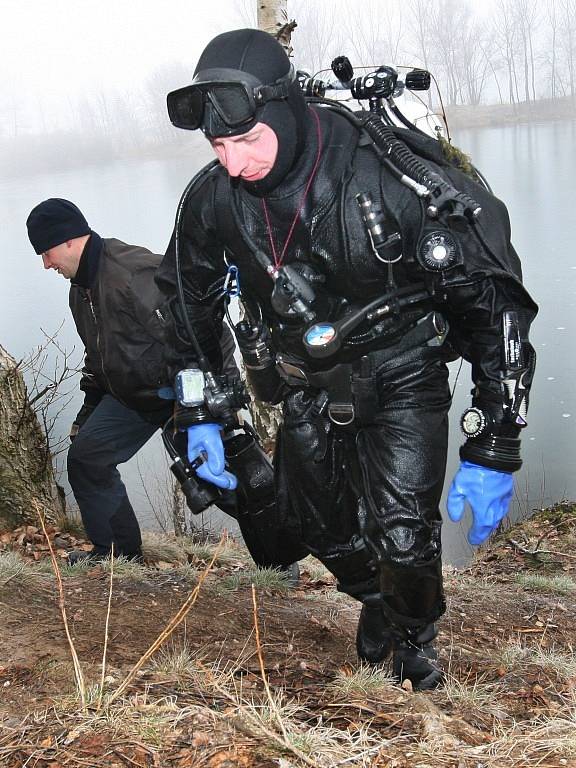 Z opatovického písníku lovil policejní potápěč trezor, který tam odhodila trojice pachatelů