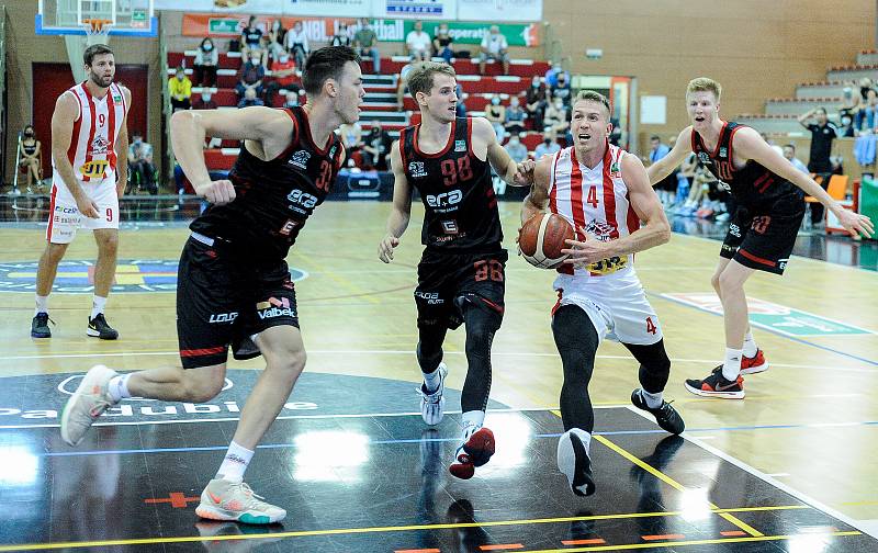 Basketbalové utkání Kooperativy NBL mezi BK JIP Pardubice (v červenobílém) a ERA Basketball Nymburk (v černém) v pardubické hale na Dašické.