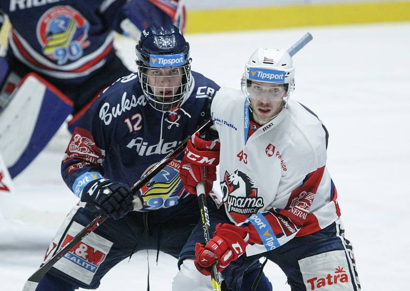 Hokejové utkání Tipsport extraligy v ledním hokeji mezi HC Dynamo Pardubice (bílém) a HC Vítkovice Ridera (v modrém) v pardudubické ČSOB pojišťovna ARENA.