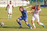 Přípravné fotbalové utkání mezi FK Pardubice (v bíločerveném) a SK Sigma Olomouc ( v modrém) na hřiřiti v Lázních Bohdaneč.