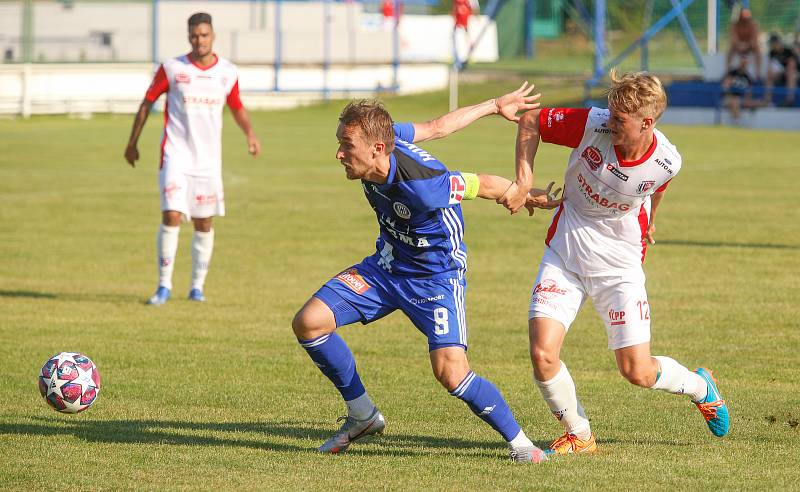 Přípravné fotbalové utkání mezi FK Pardubice (v bíločerveném) a SK Sigma Olomouc ( v modrém) na hřiřiti v Lázních Bohdaneč.