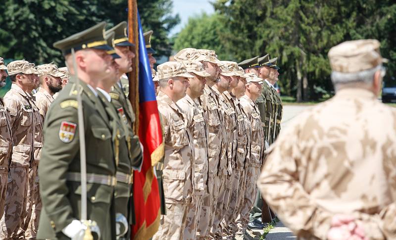 Slavnostní nástup vojáků 20. úkolové uskupení Armády ČR, kteří se vrátili z Afghánistánu, na letišti v Pardubicích.