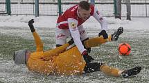 Přípravné utkání Fortuna národní ligy mezi FK Pardubice (ve červenobílém) a FK Dukla Praha U-21 (ve žlutém) na hřišti v Ohrazenicích v Pardubicích