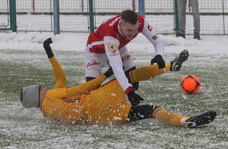 Přípravné utkání Fortuna národní ligy mezi FK Pardubice (ve červenobílém) a FK Dukla Praha U-21 (ve žlutém) na hřišti v Ohrazenicích v Pardubicích