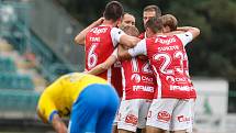 Fotbalové utkání Fortuna ligy mezi FK Pardubice (v červenobílém) a FK Teplice (  modrožlutém) na Městském stadionu Ďolíček v Praze.