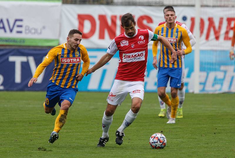 Fotbalové utkání Fortuna ligy mezi FK Pardubice (v červenobílém) a SFC Opava ( ve žlutomodrém) na Městském stadionu Ďolíček v Praze.