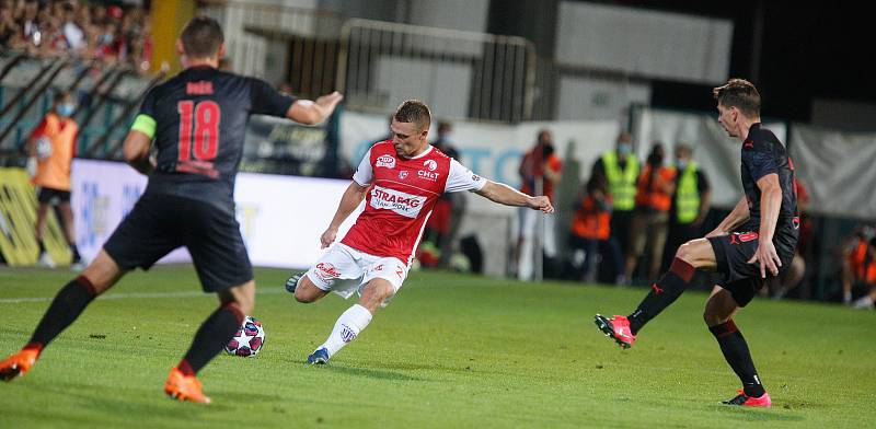 Fotbalové utkání Fortuna ligy mezi FK Pardubice (v červenobílém) a SK Slavia Praha ( v černém) na Městském stadionu Ďolíček v Praze.