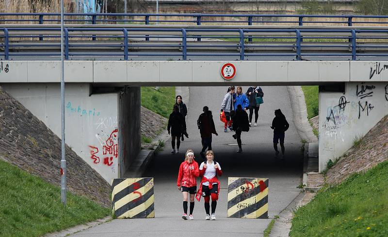 Ženský fotbalový tým ATEKS Kyjev, který po ruské invazi na Ukrajinu odjel do České republiky, trénuje nyní v Mikulovicích a bydlí v nedalekém penzionu Blatenský dvůr na Pardubicku.