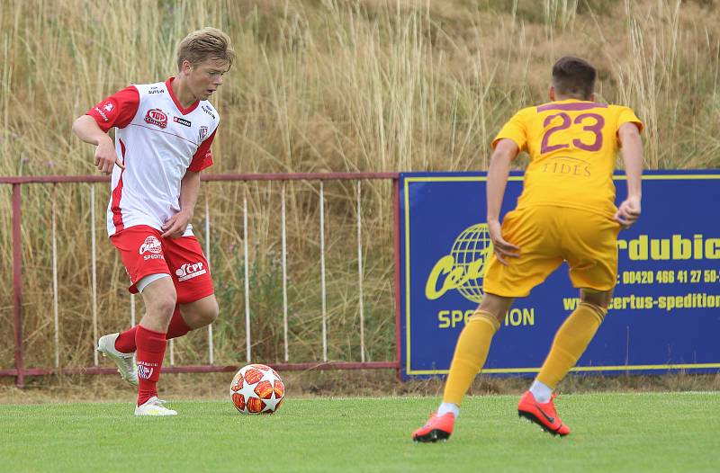 Fotbalová příprava: FK Pardubice (v červenobílém) a Dukla Praha B (ve žlutém) na hřišti Na Dolíčku.