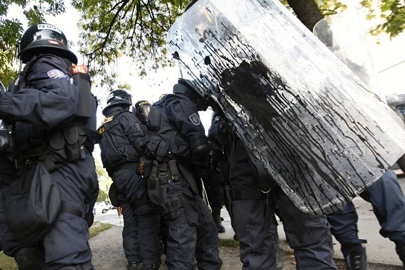 Pardubičtí těžkooděnci v Ostravě. Z protiúderového štítu toho policistům po bombardování kameny moc nezbylo.