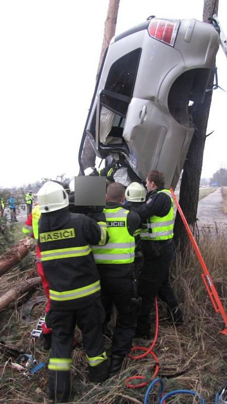 Těžká dopravní nehoda mezi Opatovicemi a Hradcem Králové. Ve vozidle cestovala matka s dítětem. 