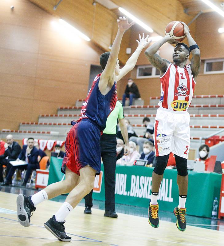 Kooperativa NBL: BK JIP Pardubice - Basket Brno.