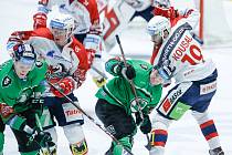 Hokejové utkání Tipsport extraligy v ledním hokeji mezi HC Dynamo Pardubice (v bíločerveném) a BK Mladá Boleslav  (v zelenočerném) v pardudubické enterie areně.