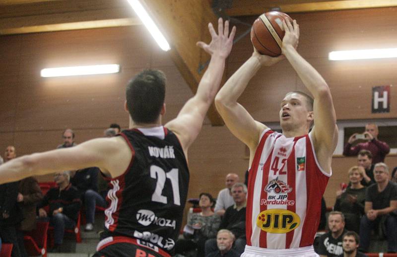 Basketbalové utkání Kooperativy NBL mezi BK JIP Pardubice (v bíločerném) a 	DEKSTONE Tuři Svitavy (v černém) v pardubické hale na Dašické.