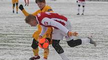 Přípravné utkání Fortuna národní ligy mezi FK Pardubice (ve červenobílém) a FK Dukla Praha U-21 (ve žlutém) na hřišti v Ohrazenicích v Pardubicích