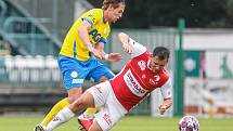 Fotbalové utkání Fortuna ligy mezi FK Pardubice (v červenobílém) a FK Teplice (  modrožlutém) na Městském stadionu Ďolíček v Praze.