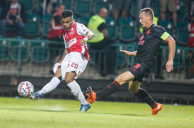 Fotbalové utkání Fortuna ligy mezi FK Pardubice (v červenobílém) a SK Slavia Praha ( v černém) na Městském stadionu Ďolíček v Praze.