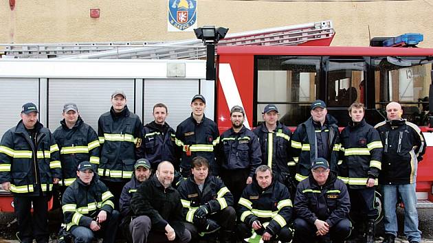 Dobrovolní hasiči z Dašic mají nový zásahový vůz. Dennis Rapier CAS 27.