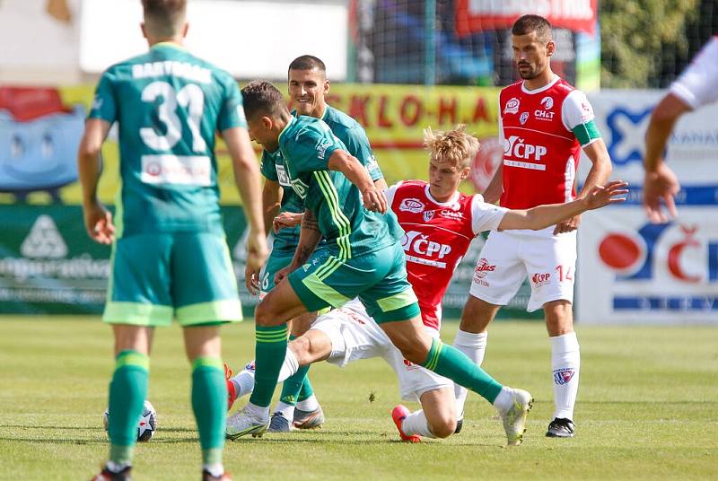 Pardubičtí fotbalisté v akci proti Karviné.