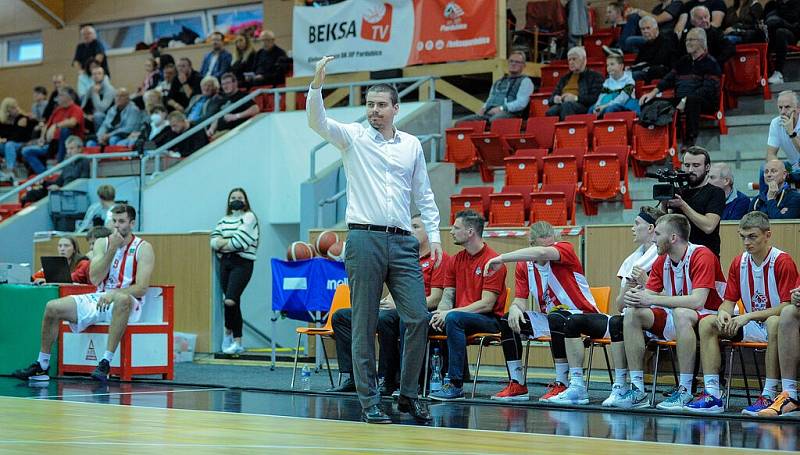 Energický kouč pardubických basketbalistů Dino Repeša.