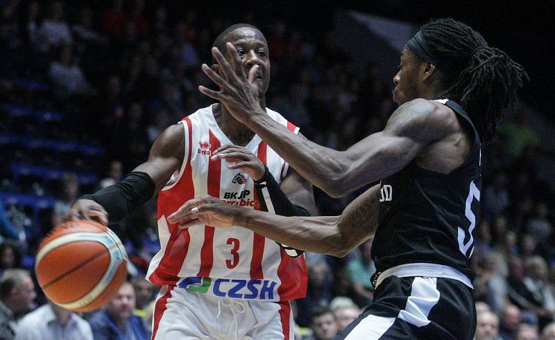 Basketbalové utkání Basketball Champions Legue mezi BK JIP Pardubice (v bíločerveném) a BC Nižnij Novgorod (v černém) v pardubické ČSOB Pojišťovna Areně.