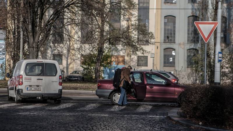 Komplikace i pro řidiče. Chcete někoho vysadit co nejblíž u nádraží? Plánujte cestu na parkoviště do bývalého lihovaru. Ano, jde to ze všech tří směrů.