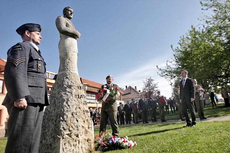 V Pardubicích se vzpomínkové setkání na konec druhé světové války konalo u pomníku padlých na Zborovském náměstí za účastí představitelů města, parlamentu, senátu i zástupců velvyslanectví Ruské federace. 