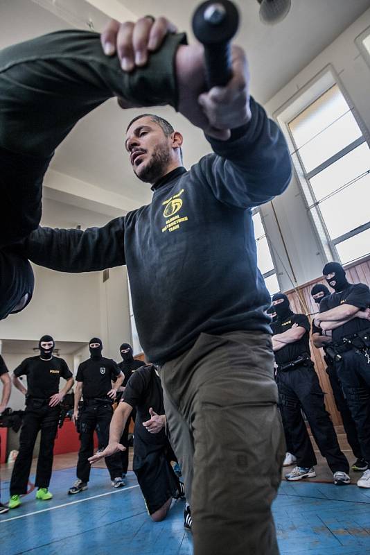 Krajskou pořádkovou jednotku policie Pardubického kraje si vzali do parády trenéři bojového umění Krav Maga. Tentokrát pod vedením instruktora Israele Cohena.