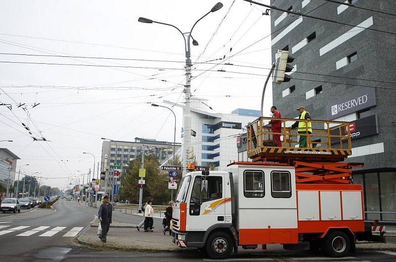 Semafory na klíčových křižovatkách v Pardubicích prošly ve čtvrtek údržbou. Měnily se žárovky.  