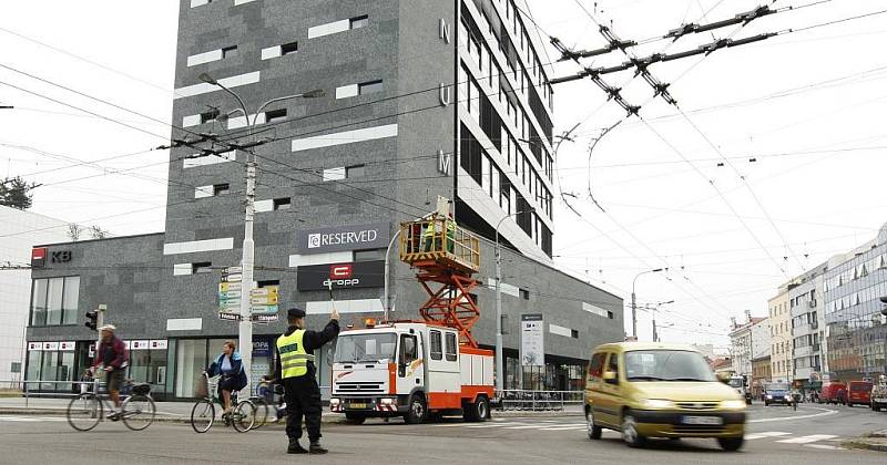 Semafory na klíčových křižovatkách v Pardubicích prošly ve čtvrtek údržbou. Měnily se žárovky.  