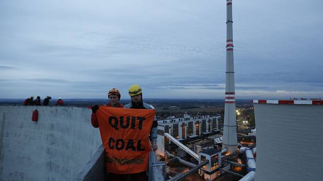 Aktivisté z hnutí Greenpeace vylezli v pondělí ráno na chladící věž chvaletické elektrárny.