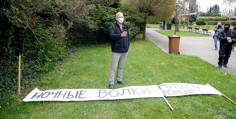 Čeští sympatizanti kontroverzního ruského motorkářského klubu Noční vlci uctili památku sovětských vojáků padlých za druhé světové války a zároveň i padlých tureckých vojáků z první světové války na hlavním hřbitově v Pardubicích.