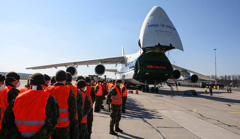 Na pardubickém letišti 1.4. přistál čtvrtý nákladní speciál Antonov An-124-100M Ruslan s dalším nákladem  zdravotnického materiálu a ochranných prostředků.