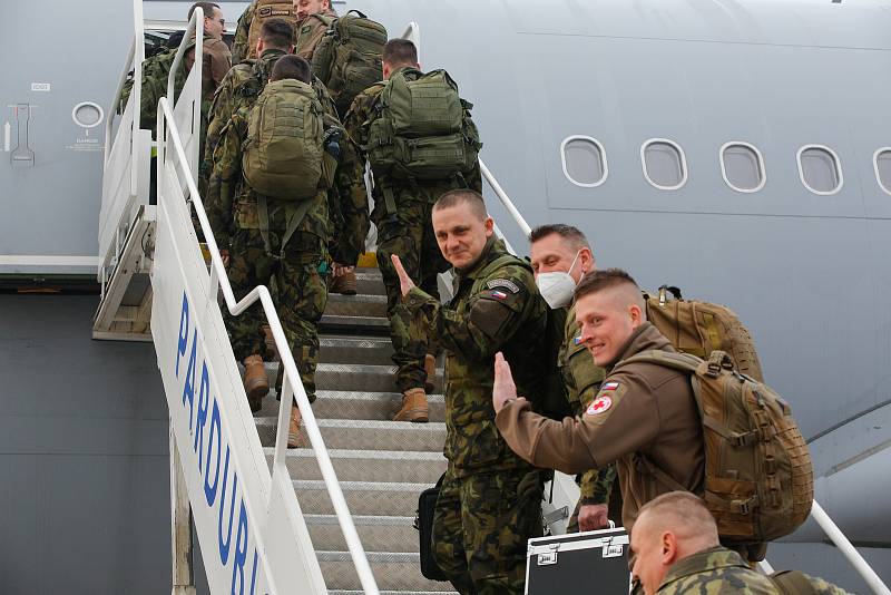 Odlet vojáků České armády na zahraniční misy z pardubického letiště.