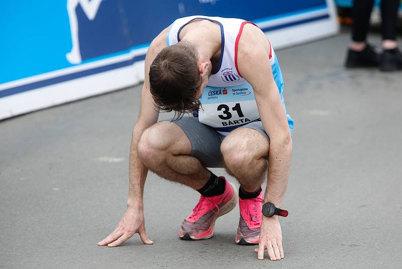 Mistrovství České republiky v půlmaratonu vyhráli Vít Pavlišta (číslo1) a Tereza Hrochová (číslo 11).