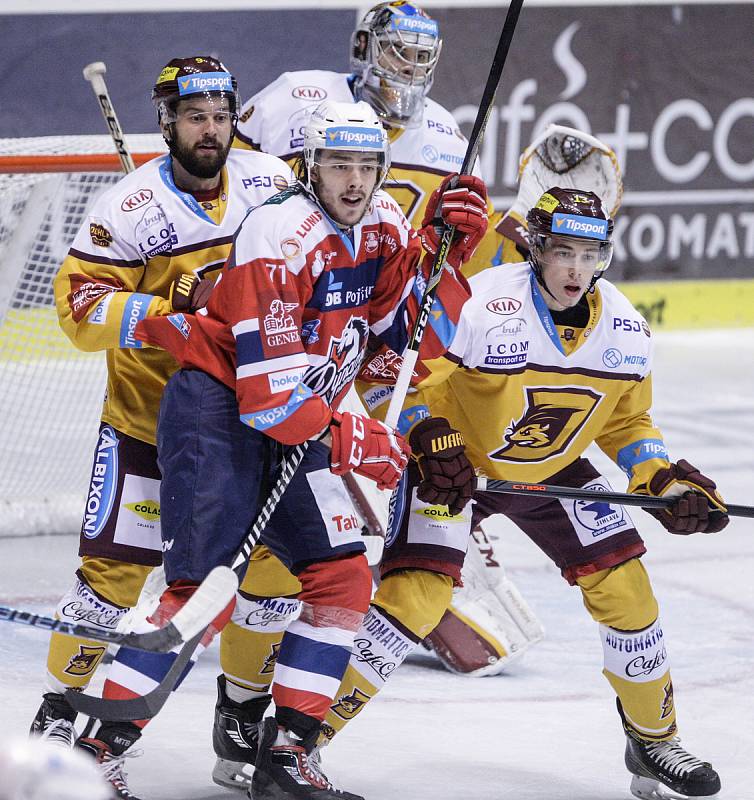 Hokejové utkání Tipsport extraligy v ledním hokeji mezi HC Dynamo Pardubice (červenobílém) a HC Dukla Jihlava  (ve žlutém)) v pardudubické Tipsport areně.