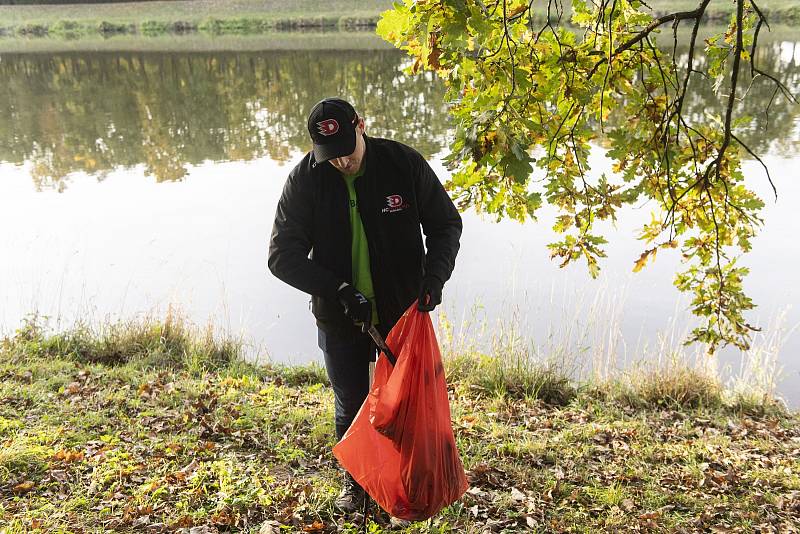 Hokejisté pardubického Dynama čistili břehy Labe od odpadků.