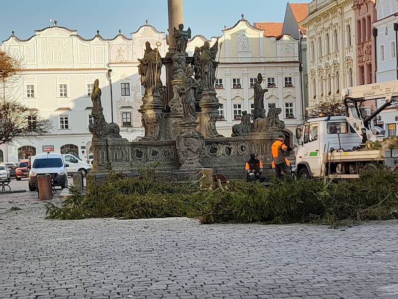 Pár větví. To jediné zbylo po odstranění vánočního stromku na Pernštýnském náměstí.