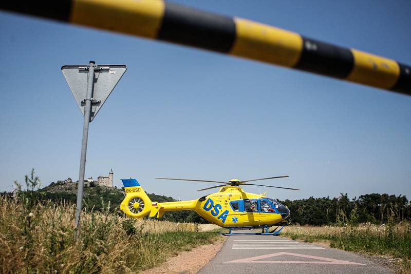 Tragická nehoda mezi Kuněticemi a Ráby. Matku se synem zde smetlo auto. Žena na místě zemřela.