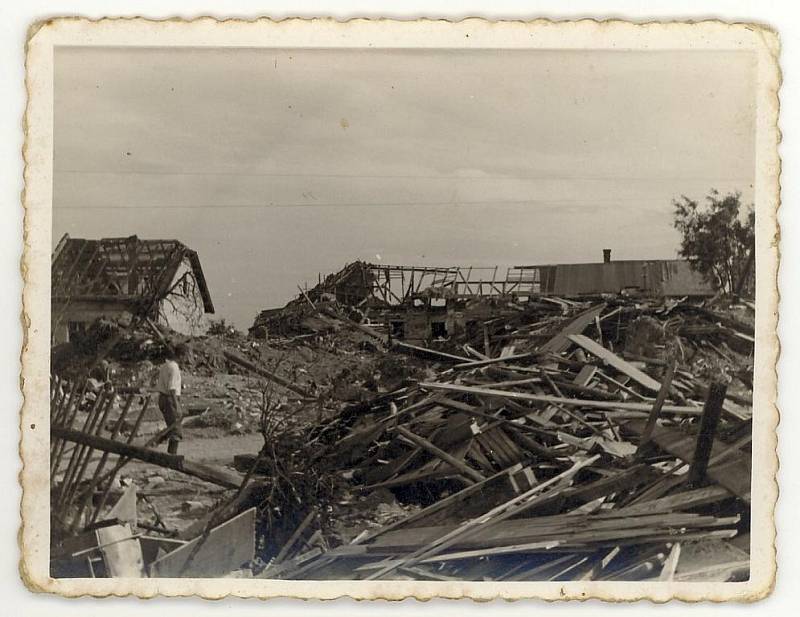 Snímky ze srpnového náletu na Pardubice v roce 1944