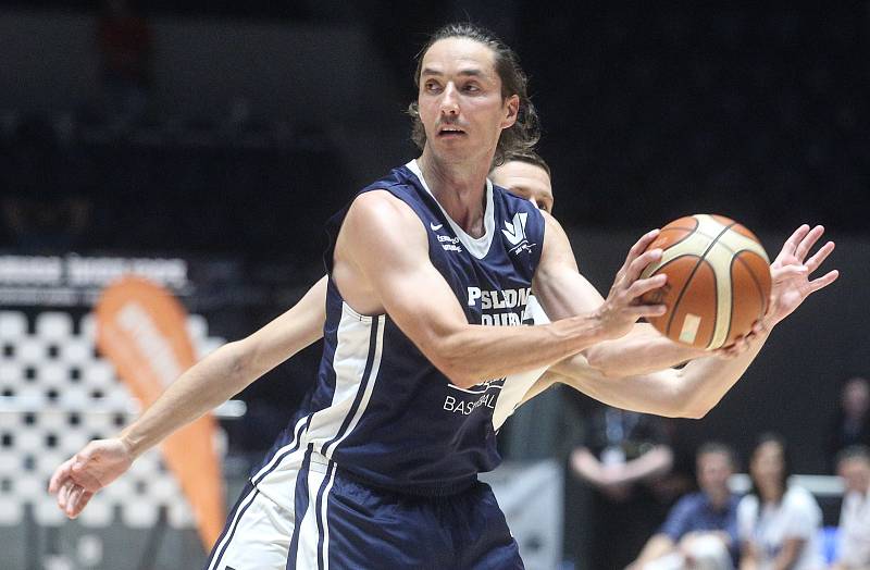 Poslední souboj basketbalových legend Jiřího Welsche a Luboše Bartoně v pardudubické ČSOB pojišťovna ARENĚ.