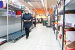 Nákupní hysterie kvůli obavám z koronaviru ovládla především hypermarkety. Vykoupené jsou v nich často především konzervy, těstoviny nebo mouka, na dračku jdou i desinfekční prostředky.