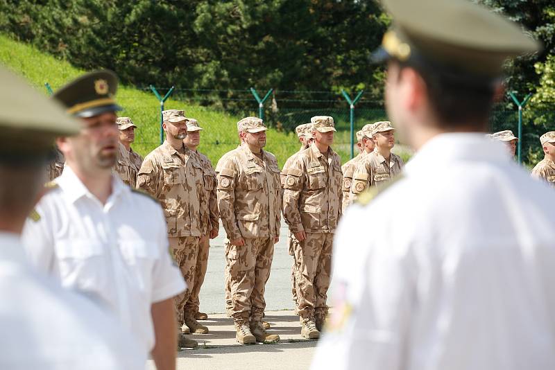 Slavnostní nástup vojáků 20. úkolové uskupení Armády ČR, kteří se vrátili z Afghánistánu, na letišti v Pardubicích.