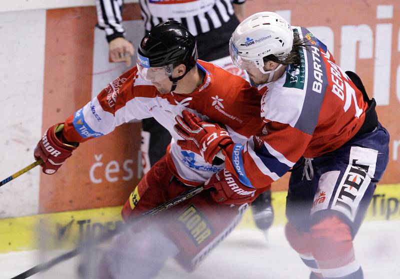 Hokejové utkání Tipsport extraligy v ledním hokeji mezi HC Dynamo Pardubice (červenobílém) a HC Olomouc (v bíločerveném) v pardudubické Tipsport areně.