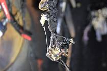 Majitel dílny sám uhasil požár, který způsobilo nabíjení čelovky
